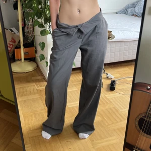 Kostymbyxor! - Kostymbyxor som funkar både som midwaist - och lowwaist, beroende på om man viker ner dem som jag gjort på bilden eller inte! Passar någon som vanligtvis bär lite mindre storlekar (XS~32)