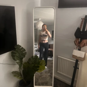 Lågmidjade kostymbyxor - Säljer dessa lågmidjade kostymbyxorna som jag köpte i Danmark 2022. Sparsamt använda och superfint skick.💘 Nypris: 500kr Mitt pris: 350kr + ev frakt  Vid snabb affär kan jag gå ner i pris! 💘 Storlek: S