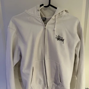 Stussy White Zip Hoodie - Säljer nu min Stussy White Zip Hoodie som tyvärr jag växt ur. Den är köpt i butik i Milano så kvitto finns inte då jag slängt de. Den är som ny
