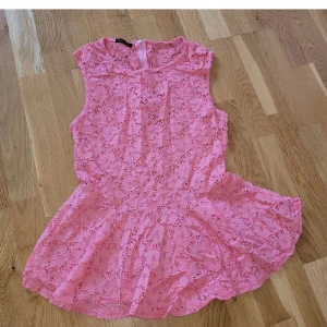 Topp - Rosa topp från New Yorker. Det står ingen storlek, men skulle säga M. Kan fraktas men köparen står för frakten 💕