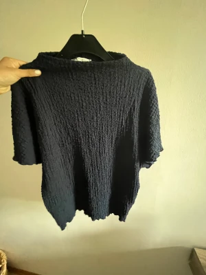 marinblå topp/t-shirt - säljer nu denna marinblåa topp/t-shirt, dem är köpt från zara och är i ett super fint skick💞