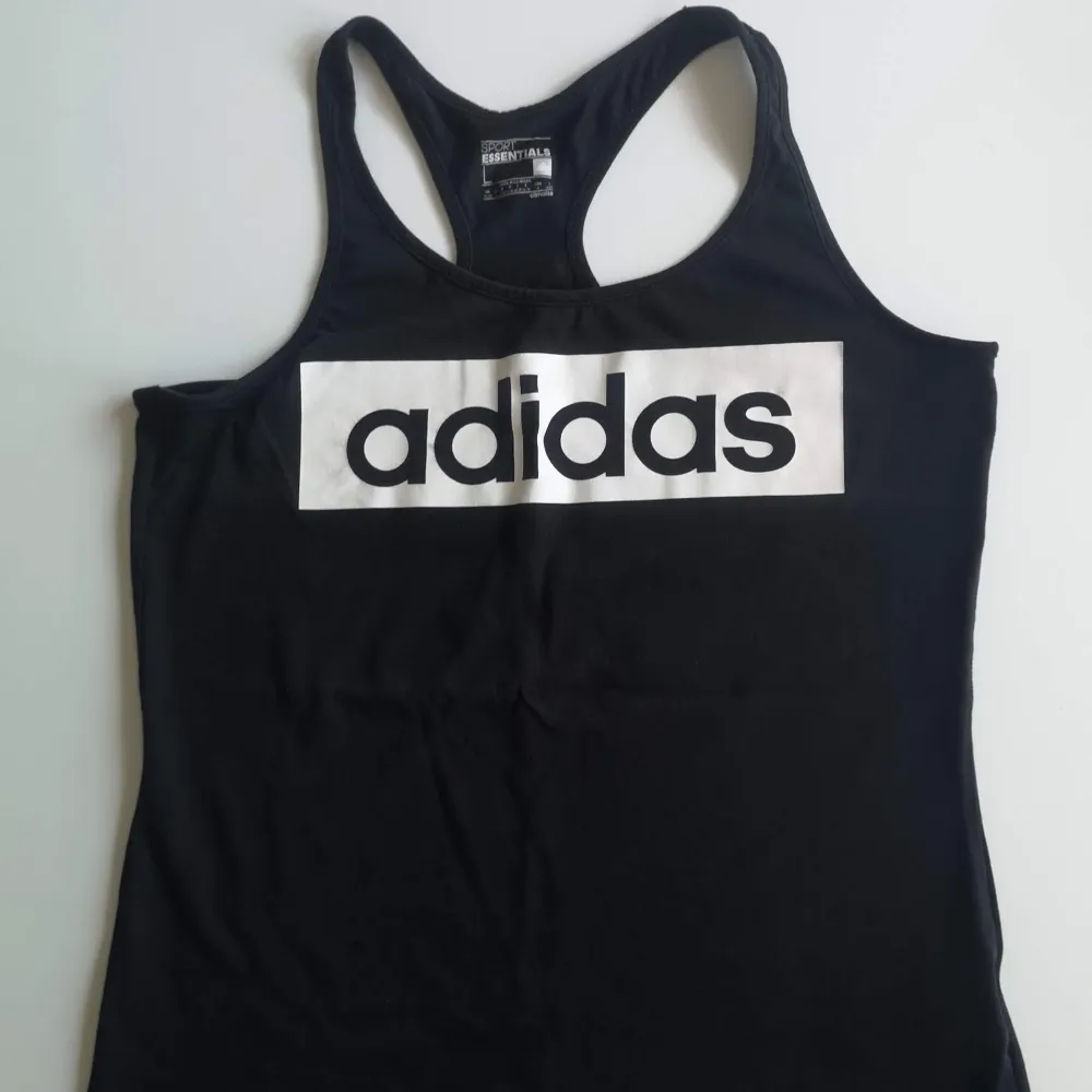 Tränings linne från Adidas. Storlek L.. T-shirts.