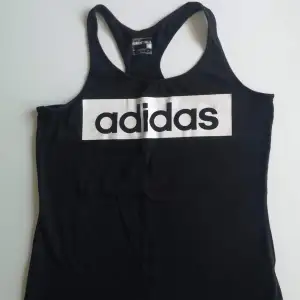 Tränings linne från Adidas. Storlek L.