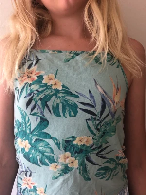 Turkost linne  - Jag säljer detta jättefina turkosa linnet men tropiskt mönster på för att det är inte min stil länge. Det är köpt på h&m för 50 kr och jag säljer den för 20 kr! Inga täcken på slitage! 🍹🐠🌴🏝️