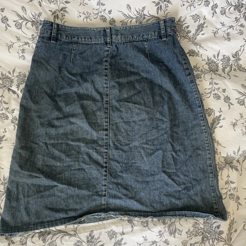 Jeanskjol från L.O.G.G. i storlek 36💕mjukare/tunnare jeansmaterial, 100%bomull 💘 Möts upp i Stockholm eller så står köparen för frakten❣️använd gärna köp nu!. Kjolar.