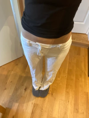 Brandy Melville  - MARIANA PANTS från brandy Melville i storlek S 🫶🏼 Är nästan som linnebyxor men är inte genomskinlig. Säljer endast för att jag tycker det sitter lite kort på mig som är 169 🫶🏼☺️