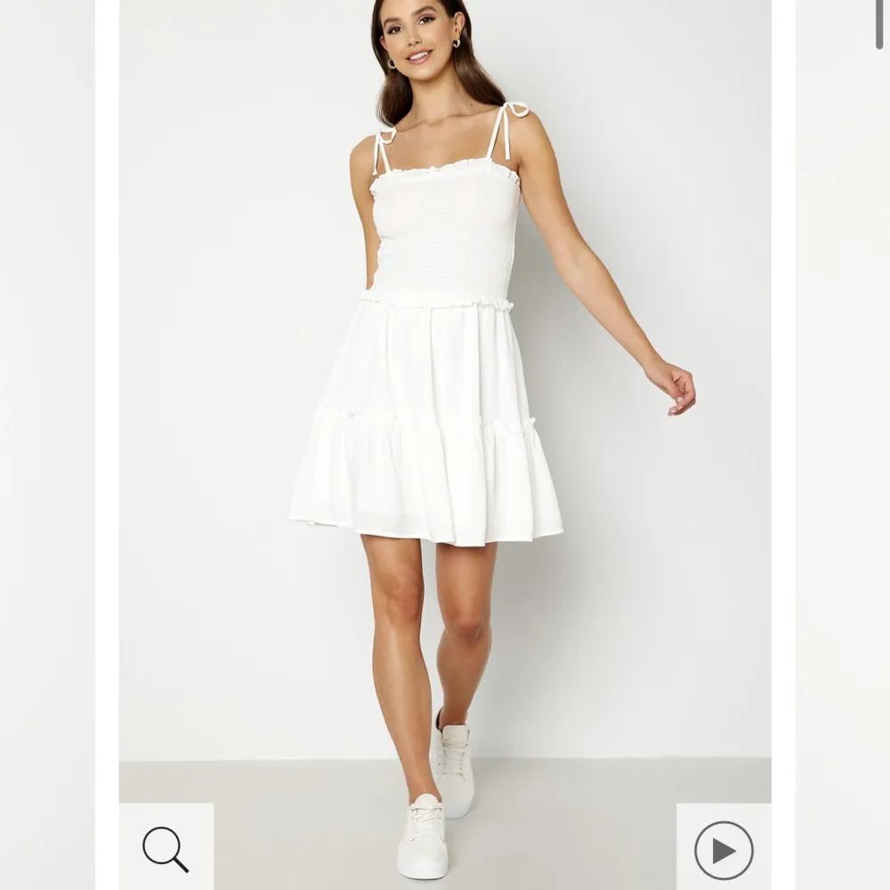 Jag säljer den här super fina klänningen från Bubbleroom. Använd endast en gång och är i bra skick. Den är i storlek S men funkar för storlek M också, köpt för 550kr och köparen står för frakt 😍😍😍❤️. Klänningar.