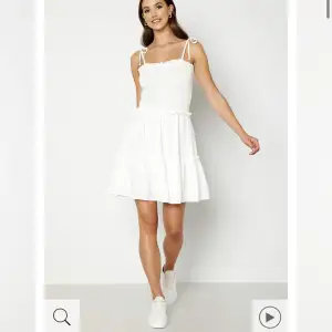 Jag säljer den här super fina klänningen från Bubbleroom. Använd endast en gång och är i bra skick. Den är i storlek S men funkar för storlek M också, köpt för 550kr och köparen står för frakt 😍😍😍❤️