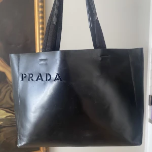 Prada väska - Äkta Pradaväska. Säljer åt min mamma, köptes för länge sen så kvitto finns inte kvar. Ligger även ute på Vestiaire om man vill köpa med äkthets-check för att vara säker.