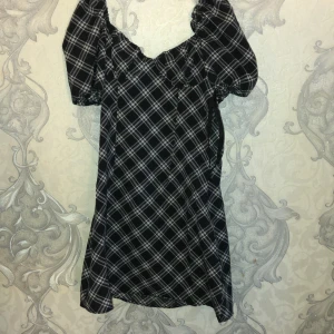 Kort HM klänning  - Fick som present fast kom aldrig till användning men annars jätte fin