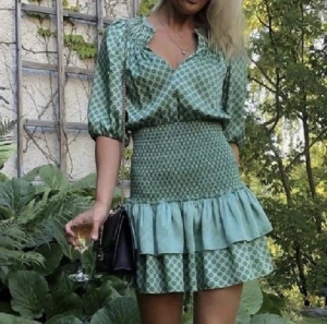 Sandro klänning  - Hej säljer min super fina Sandro klänning i storlek 34 verkligen en perfekt sommar klänning som passar till alla tillfällen❤️