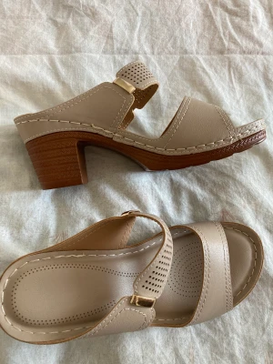 Sandaler - Aldrig använda, bekväma men var lite stor 
