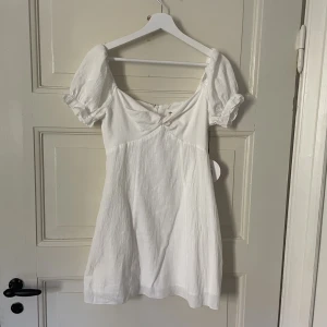 Oanvänd mini klänning - Söt oanvänd sommarklänning. Köpt från Nelly (märke: Kiss the Sky). Jätte söt men lite kort för mig (är 164cm lång). 