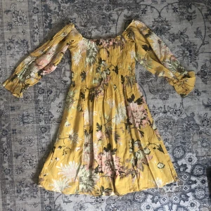 Söt klänning  - LÄS BIO INNAN DU KÖPER!!! Söt gul klänning med blommor på. Säljer då den inte kommer till användning. Använd endast 2-3 gånger. Skriv gärna om du har några frågor eller för fler bilder 💕