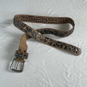 Vintage bälte skärp  - Bälte, 100 cm. Har ingen bild på. Veganskt läder. Köps helst via köp nu 💋