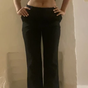 Kostymbyxor  - Snygga utsvängda kostymbyxor från Gina Tricot storlek 36🖤