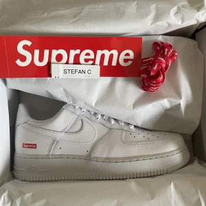 Nike Air Force 1 supreme -  Nike air force 1 x Supreme Storlek:EU44 (DS) Pris: 2k Skorna är helt nya köpta från Supreme hemsidan, kvitto finns så klart. Kan mötas i Stockholm eller kan fraktas på köparens bekostnad 