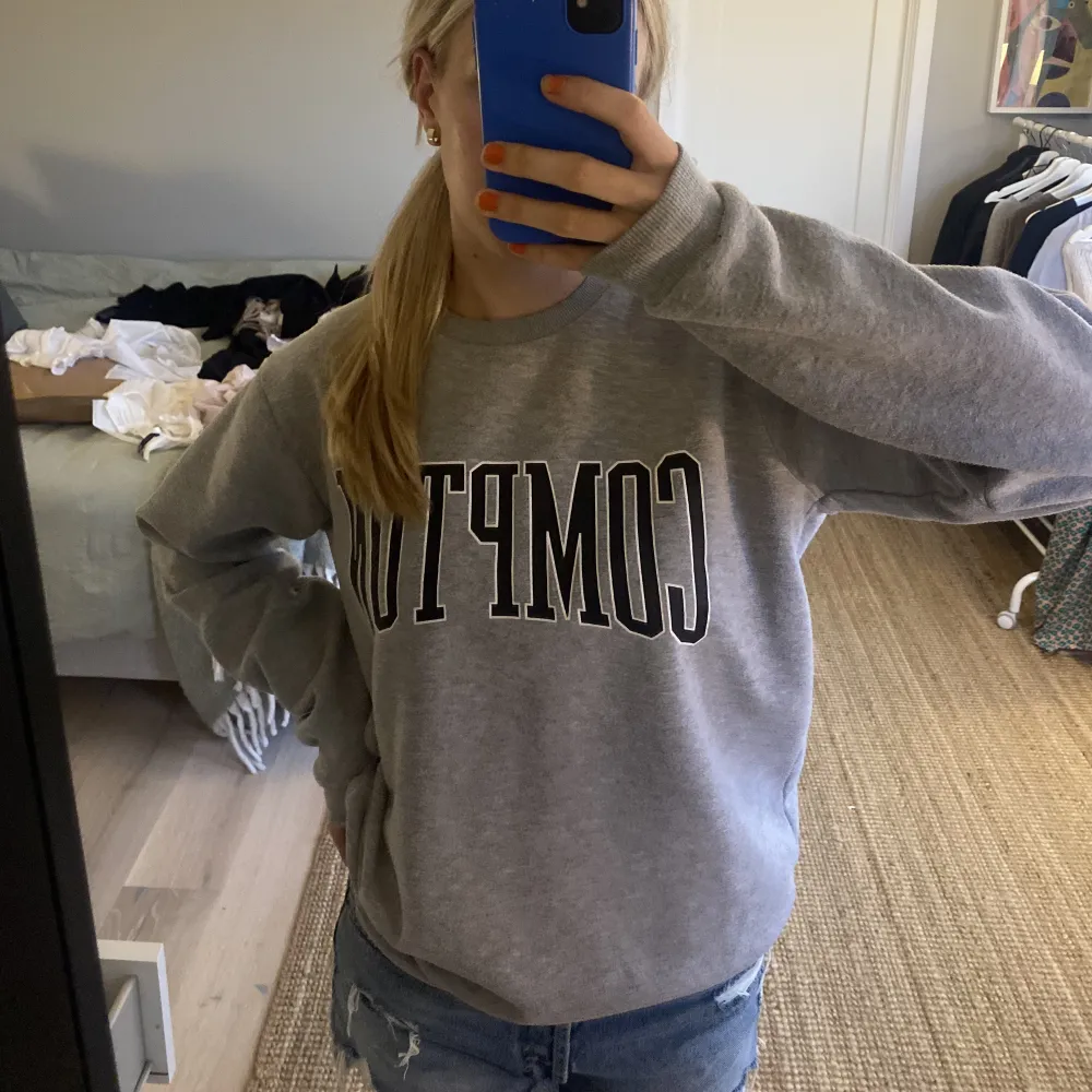 Grå sweatshirt köpt second hand. Sitter oversized på mig som är en S. Köparen står för frakt! 💕. Tröjor & Koftor.