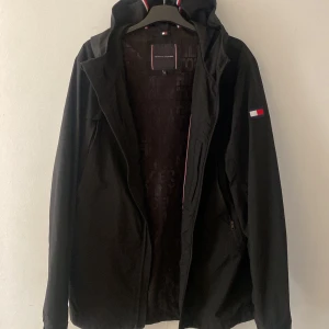Tommy Hilfiger vindjacka - Tommy Hilfiger vindjacka i nyskick. Säljer den då jag inte använder den längre. Hör gärna  av er vid funderingar 💕
