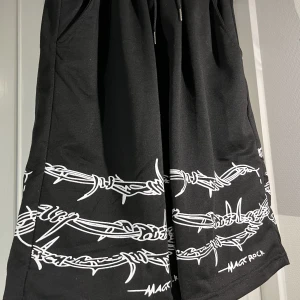 sweatshorts med taggtråd - köpte dessa någonstans i spanien, det står ingen storlek och heller inget märke. shortsen är tunna men fortfarande gjort av tyg. aldrig använda. de är väldigt stretchiga och kan stretchas till ungefär 80-85cm. priset inkluderar inte frakt.