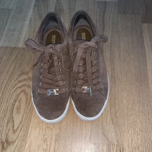 Michael Kors skor  - Michael kors skor i brun mocka färg med guld detaljer 