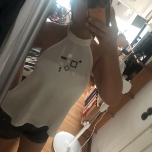 Topp - Jättefin topp från Zara. Toppen har två remmar som man knyter vid halsen. Helt oanvänd och har prislappen kvar. Köpte den för 179kr på rea men säljer för 100kr nu. Är i storlek M men passar även S. 😊💞