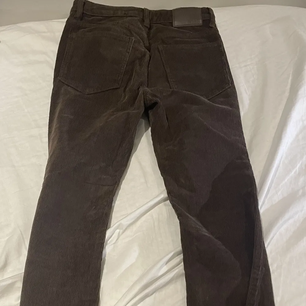 Säljer ett par helt nya och aldrig använda corduroy byxor. Säljer då de ej är min stil. Storlek 32. Jeans & Byxor.