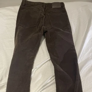 Bruna Corduroy byxor pull and bear - Säljer ett par helt nya och aldrig använda corduroy byxor. Säljer då de ej är min stil. Storlek 32