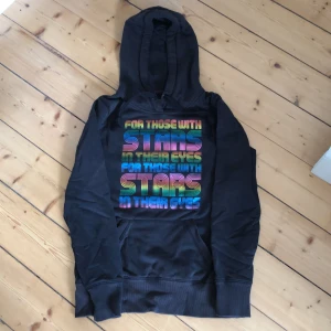 Hoodie - Hoodie från Cubus med ”disco” tryck. Använd men i fint skick. Trycket är glansigare och skiftar mer i verkligheten. Katt finns i hemmet🌸 