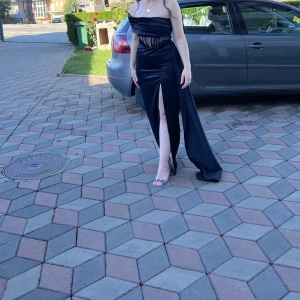 Kläning - Det är nummer S men passar till dem som har storlek M också eftersom är med  eftersom den är med sammankopplad i ryggen expanderar den och smalnar av vid behov