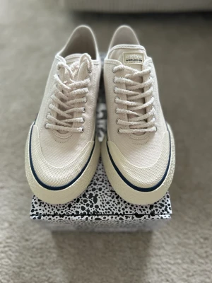 Eytys Laguna stl 42 - Helt nya Eytys Laguna i storlek 42. Ej använda och originalkartong med skopåse medföljer. Köpta för 1600kr