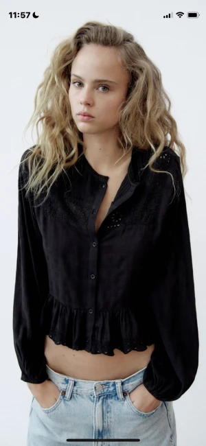 Svart Zara blus - Superfin zara blus som passar till allt! Säljer på grund av att den inte används så mycket längre. Den är som ny och den är använd ett fåtal gånger. Köpt för 399 kronor, säljer för 250. Tryck på köp nu! ❤️