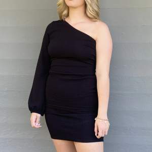 En one shoulder klänning i svart från vero Moda, storlek 36. Använd vid två tillfällen. Säljer för 100kr plus frakt