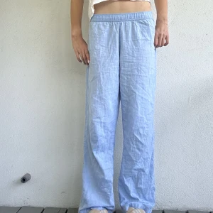 Loungewear byxor - Såå fina och sköna loungewear byxor från Neo Noir som även kan användas som pyjamasbyxor! Inköpta för ca 600kr och sparsamt använda! Ganska långa, jag är 179 som referens! 💗💗