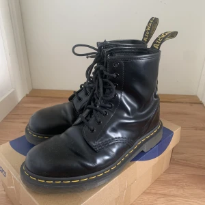 Dr. Martens💛 - Köpte dessa på plick för ca 6mån sen men de har aldrig kommit till användning💗köpte de för 700+frakt🌸 de är i mycket bra skick💗