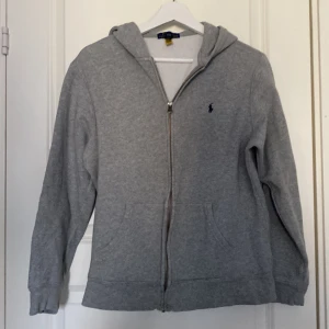 Polo Ralph lauren zip - Polo zip i mycket bra skick. Hör av er vid frågor efter fler bilder eller andra funderingar.