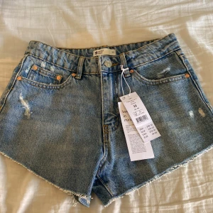 Jeansshorts - Säljer dessa medelhöga shorts pga att dem är för små! 💛 Aldrig använda och med lappen kvar.