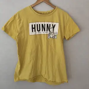 Gullig gul nalle puh t-shirt med tryck. Köpt second hand