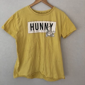 T-shirt - Gullig gul nalle puh t-shirt med tryck. Köpt second hand