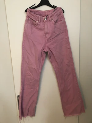 Weekday jeans - Höga i midjan.Rosa