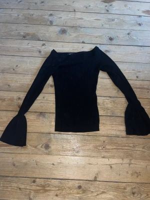 Topp - Ribbad Topp från Gina med utsvängda ärmar. Storlek XS🌸 