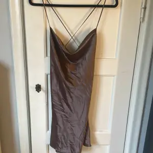 Kort silkes klänning. Aldrig använd!! Köparen står för frakt❤️