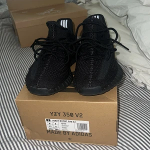 Adidas Yeezy - Äkta yeezy köpta i Dubai! Kvitto, tags och box följer med! Aldrig använda!!
