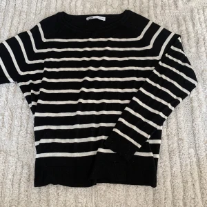 randig tröja - randig tröja från zara i bra skick 💕kommer inte till användning längre