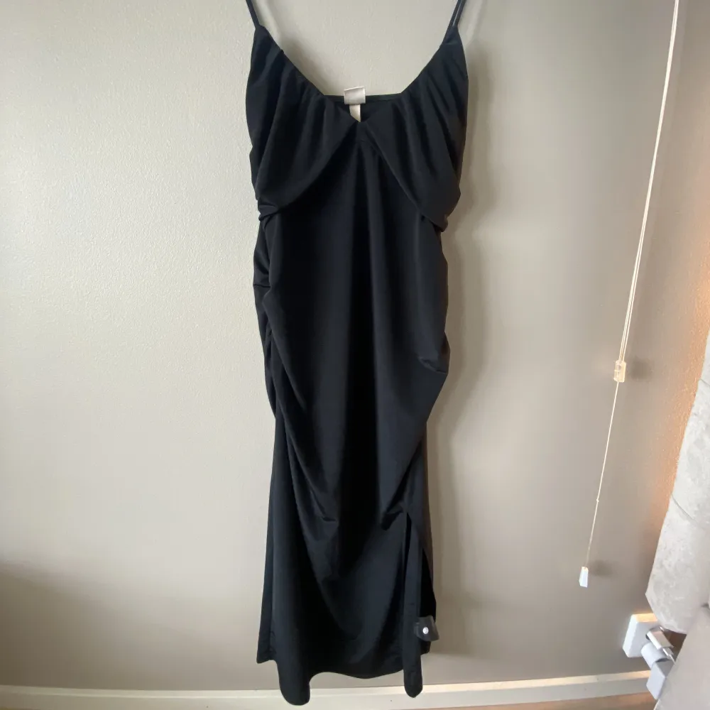 ALDRIG ANVÄND!! Lång svart klänning från H&M. Klänningar.
