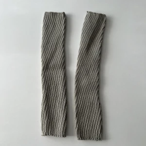 Gråa benvärmare - Gråa oanvända benvärma. Stretchiga. 50kr + frakt 🖤 Skriv privat för mer bilder!