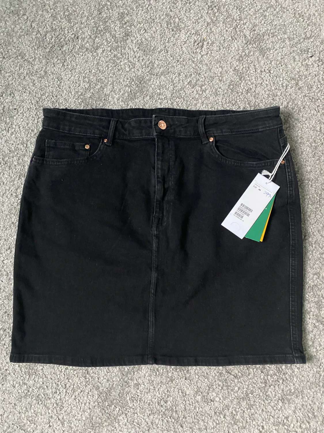 Svart kort jeanskjol