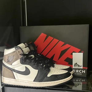Jordan 1 high dark mocha - 🤎Jordan 1 high mocha 🤎🔥Box och kvitto finns 🔥🦋Storlek 42,5 🦋🍀Bra skick 🍀🐅Passar med allt 🐅💥Svarar gärna på frågor eller skickar fler bilder 💥📦Kan fraktas eller mötas upp i Stockholm 📦☀️Perfekta till sommaren ☀️💯Pris kan diskuteras vid snabb affär 💯