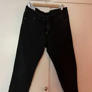 svarta lågmidjade jeans från h&m. aldrig använt. 