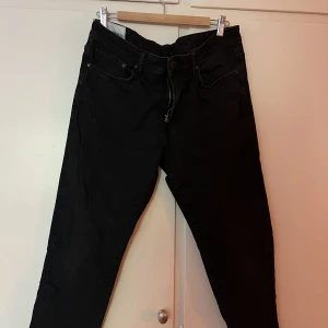 svarta lågmidjade jeans - svarta lågmidjade jeans från h&m. aldrig använt. 